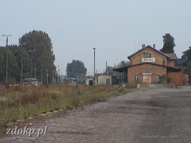 2002-08-31.32 Miedzyrzecz - dworzec.JPG - Midzyrzecz - widok na stacj.